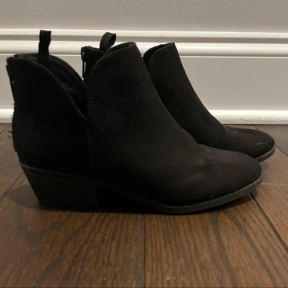 Old Navy Girls Suede Ankle Bootie - Size 1 - Picture 2 of 4